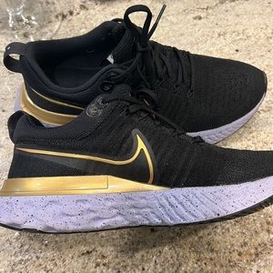 Nike Women's Black and Gold Athletic Sneakers